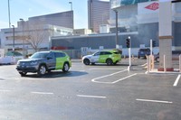 ヴァレオは会場最寄りの駐車場にてデモ走行を実施。管理者によるリモート走行などを披露した。