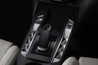 「ノーマル」「エコ」「スポーツ」の3つのドライブモードを搭載。シフトレバーにも「E-TENSE」マークが入っている。