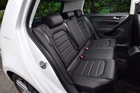 「ハイライン マイスター」のシートはレザー仕立てとなる（写真は後席）。シートカラーはブラック（写真）のほかにベージュも選べる。