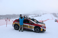 ゲレンデタクシーの屋根には、イベントをサポートするTHULEのスキーキャリアが装着される。