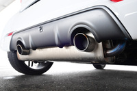 専用のリアディフューザーやマフラーエンドが装着される。