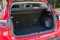 ラゲッジルームには3段階で床面の高さを調整できるフロアボードが装備されている。