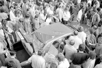 1985年フランクフルトモーターショーで、初代「Eクラス」が公開されたときの様子。