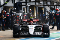 アルファタウリの角田裕毅（写真）は16位。イギリスGPに、フロアやサスペンションなど広範囲にわたるアップデートを施してきたアルファタウリだったが、予選では3戦連続で2台そろってQ1敗退となり、角田は僅差でQ2を逃し17位、ニック・デ・ブリース18位。アルファ・ロメオのバルテリ・ボッタスが燃料サンプルの違反で予選失格となり、スターティンググリッドで1つずつ繰り上がって迎えたレースでもペースは思わしくなく、入賞圏から遠いポジションでゴールせざるを得なかった。「自分のパフォーマンスにはハッピーだった。できることはすべてやった」とはレース後の角田のコメント。デ・ブリースは17位だった。（Photo=Getty Images / Red Bull Content Pool）
	 