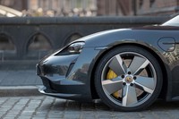 テスト車の「ターボS」には21インチの「グッドイヤー・イーグルF1アシンメトリック3」が装着されていた。