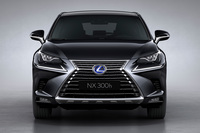 「レクサスNX」のフロントマスク。顔全体に占めるフロントグリルの比率に注目。L字形のデイライトが分離されている点は大きく異なるものの、全体のイメージはNXも「UX」も変わらない。