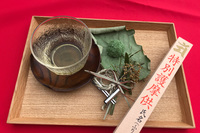 休憩所にて。台湾ウーロン茶「翠峰（すいほう）」とココナツ風味の柏餅。ここでゲストは護摩木に願い事をしたためて奉納する。