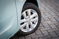 ホイールキャップのデザインは、スーツケースのキャスターを模したもの。