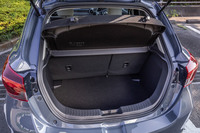 5人乗車の通常使用時における荷室容量は280リッター。開口部の寸法は左右が950mm、天地（ルーフからバンパーまでの傾斜した距離）が850mmとなっている。