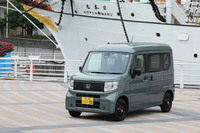2024年10月10日に発売されたホンダの新型軽商用電気自動車「N-VAN e：（エヌバンイー）」。ベースとなった軽商用車「N-VAN」に電動パワートレインを組み合わせたモデルで、「低床大空間」「ピラーレス大開口」「フラットフロア」といったパッケージング的特徴を受け継いでいる。