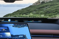 「パノラミックビジョン」の助手席側には天気予報やコンパス、エアクオリティーなどが表示されているが、これらはタッチスクリーンを介してカスタマイズできる。左端の宇宙人のような顔は音声アシスタントのアイコン。