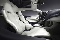 シートは快適性に配慮したコンフォートタイプが標準。グランドツーリングを意識した「GT」ならではの装備といえる。