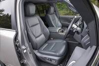 標準装備の本革シートはヒーター＆ベンチレーター付き。アシストグリップを使ってよじ登るように乗車する。