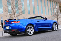 1974年登場の「マスタングII」より、2世代にわたり4気筒エンジンをラインナップの中心としてきた「フォード・マスタング」に対し、「カマロ」は半世紀を超える歴史の中で、4気筒エンジンの設定は今回が初となる。