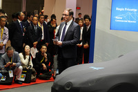 プレスカンファレンスにて「A110S」の特徴を説明するフリコテ氏。同車の日本初公開には多くの報道陣が詰めかけ、日本におけるアルピーヌの注目度の高さをうかがわせた。
