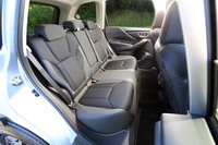 従来モデルよりゆとりを増した後席。前席ともども、シートヒーターが標準装備される。