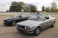 手前は「BMW 3シリーズ」（E30）の「カブリオレ」。やはり欧州で人気なのは、ロールバーとサイドウィンドウのフレームが取り払われた後期型である。