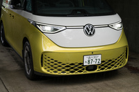 丸目のヘッドランプでなくても、ツートンカラーの妙で見事に「タイプ2」を再現。「VW」のエンブレムは直径が20cm近くある。