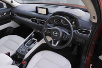 水平基調のインテリアデザインを採用。内装の質感は一段と高められている。