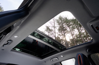 巨大なパノラミックサンルーフも標準装備だ。もちろんブランドにもよるが一般的には20万円以上のオプションだろう。