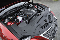 フロントに縦置きされる、「レクサスRC200t」の2リッター直4ターボエンジン。最高出力245psと最大トルク35.7kgmを発生する。