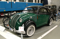 
    「シュタイヤー・タイプ50“ベイビー”」（1936年）。「フォルクスワーゲン・ビートル」と同じように、簡潔な設計の安価な大衆車として世に送り出されたが、実際の価格は安価とはいえない4500オーストリアシリング（当時）だった。水冷4気筒エンジンをフロントに搭載する。
    