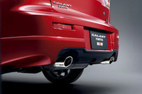 リアバンパー＆マフラーエンド（デュアルタイプ）も専用デザイン。リアスポイラーはオプション扱い。