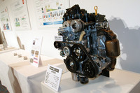 エンジンは「アルト エコ」にも採用される「R06A」型エンジンをベースに、さらに低フリクション化が図られたもの。より高出力なオルタネーターも組み合わされる。