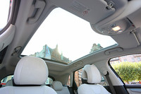 開口部の大きなサンルーフは、日本仕様では上級グレードに標準装備となる。