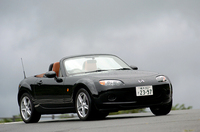 【スペック】VS：全長×全幅×全高＝3995×1720×1245mm／ホイールベース＝2330mm／車重＝1100kg／駆動方式＝FR／2リッター直4DOHC16バルブ（166ps/6700rpm、19.3kgm／5000rpm）／価格＝260万円（テスト車＝268万600円／SRSサイドエアバッグ＝3万1500円／アドバンストキーレスエントリー＆スタートシステム＝3万1500円／撥水機能＝(フロントガラス/ドアガラス/ドアミラー)＝1万500円／BOSEサウンドシステム＋7スピーカー＋AM/FMラジオ＋6連奏CDチェンジャー＝4万2000円／DSC(ダイナミック・スタビリティ・コントロールシステム：横滑り防止機能)＝6万5100円）