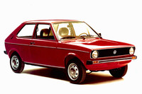 1975年にデビューした初代「ポロ」。その前年に登場した「アウディ50」の姉妹車で、ボディーサイズは全長3512mm、全幅1559mm、全高1344mm。エンジンは当初0.9リッター直4のみで、後に1.1リッターや1.3リッターが追加された。日本へは未導入。