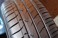 「トランパスmpZ」のトレッドパターン。アウト側（写真左側）とイン側、両サイドのブロックを大きくすることで剛性をアップ、偏摩耗を抑制するという。
    