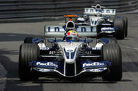 ライコネン／マクラーレンに次いだのは2台のウィリアムズだった。せっかくの予選3番手をスタートで台無しにしたウェバー（手前）は、2位まで追い上げるも2度目のピットストップでチームメイトのハイドフェルド（後ろ）に抜かれ、3位でゴールした。（写真＝BMW）