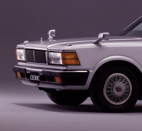 上写真の、フロントまわりのアップ。マーカーのみならず、ボンネット中央のエンブレムやフェンダーミラーも立派に“突き出て”いる。