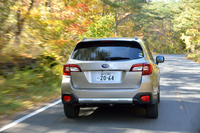 
	「アウトバック」（写真）、「B4」ともに、上級グレード「リミテッド」には新開発のサスペンション「スタブレックス・ライド」が与えられる。これにより、コーナリング時の安定性と荒れた路面での快適性を両立させるという。
	