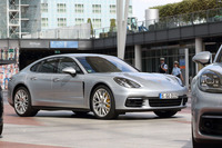 試乗はドイツ・ミュンヘン空港を起点にして行われた。試乗車は、4リッターV8ツインターボを搭載する「ターボ」と、2.9リッターV6ツインターボの「4S」（写真）の2グレード。