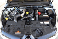 「ルーテシアR.S.トロフィー」のエンジン。スタート＆ストップ機能も備わる。