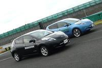 ブリヂストンの低燃費タイヤ「ologic（オロジック）」の比較試乗用に用意された、2台の「日産リーフ」。
    