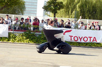 トヨタのパーソナルモビリティ「i-REAL」も登場。F1のデモを終えたふたりが、ファンへの挨拶がわりにコース沿いを流してみせた。