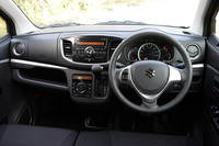 黒を基調とした「ワゴンRスティングレー」のインストゥルメントパネル。上級グレードらしく、オーディオスイッチやパドルシフト付きの本革巻きステアリングホイールが備わる。