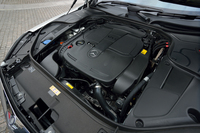 「S400ハイブリッド」のパワーユニット。35km/hまではモーターのみでのEV走行も可能。