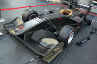 2014年シーズンのスーパーフォーミュラで使用されるレーシングマシンの「SF14」。
    