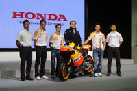 ホンダが今年最もタイトル獲得を望んでいる（？）MotoGPを走るライダーたち。写真右から、青山博一、アンドレア・ドヴィツィオーゾ、（伊東社長を挟んで）ダニ・ペドロサ、ケーシー・ストーナー、そしてMoto2に参戦する高橋裕紀。