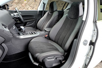 「シエロ」グレードには、テップレザーとアルカンターラのコンビネーションシートが装着される。