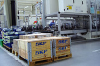 
	キレイな工場内に整然と並ぶ「SKF」の箱。
	 