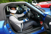 サーキットとはいえ、レーシングスーツ着用！とは限らない。こちらの走行会の場合、長袖＆長ズボンにグローブ、ヘルメットでオーケー。