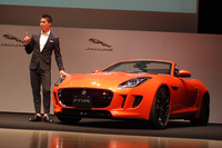 2014年9月にジャガーのブランドアンバサダーに就任した、プロテニスプレーヤーの錦織 圭選手と「ジャガーFタイプ コンバーチブル」。