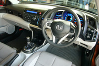 青く輝く計器類がドライバーを迎える。操作しやすいよう、スイッチ類がステアリングホイールの近くに集中しているのも特徴だ。