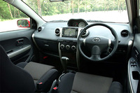 1.3リッターモデルのダークグレー内装。