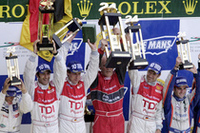 ポディウムの頂上に2年連続で立った（左から）ピッロ、ビエラ、アウディモータースポーツ代表のウルリッヒ氏、そしてウェルナー。
（写真＝アウディ）